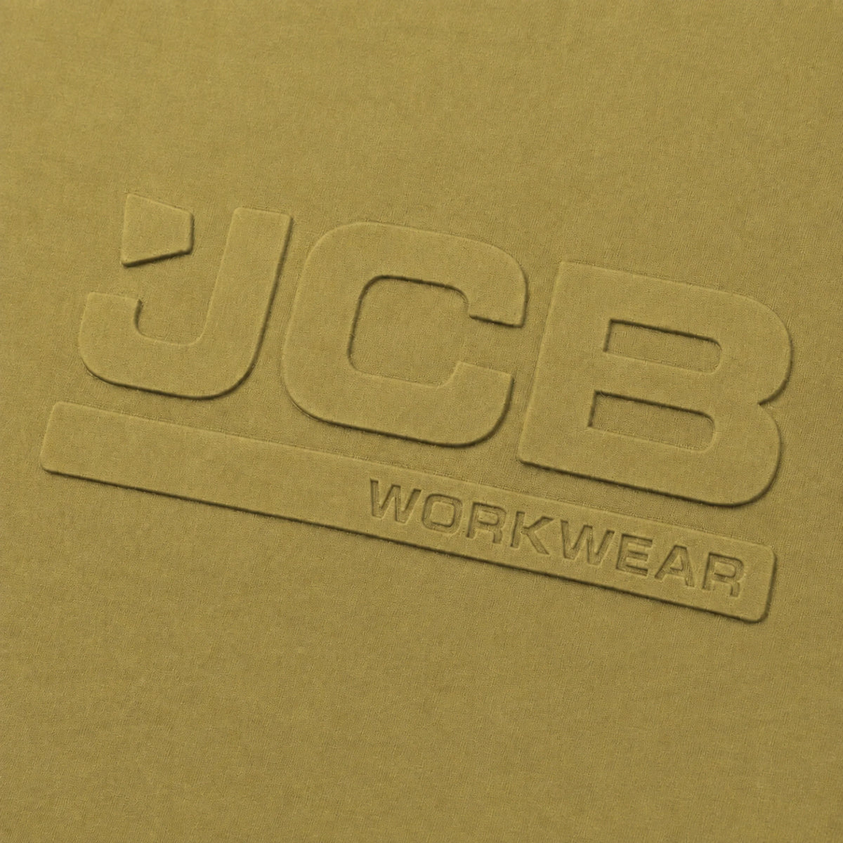 Zbliżenie na wypukłe logo JCB Workwear 3D na koszulce oliwkowej