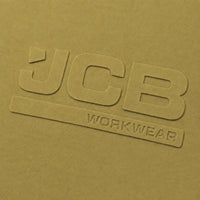 Zbliżenie na wypukłe logo JCB Workwear 3D na koszulce oliwkowej