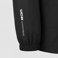 Zbliżenie na rękaw kurtki JCB Workwear z naszywką JCB i ściągaczem
