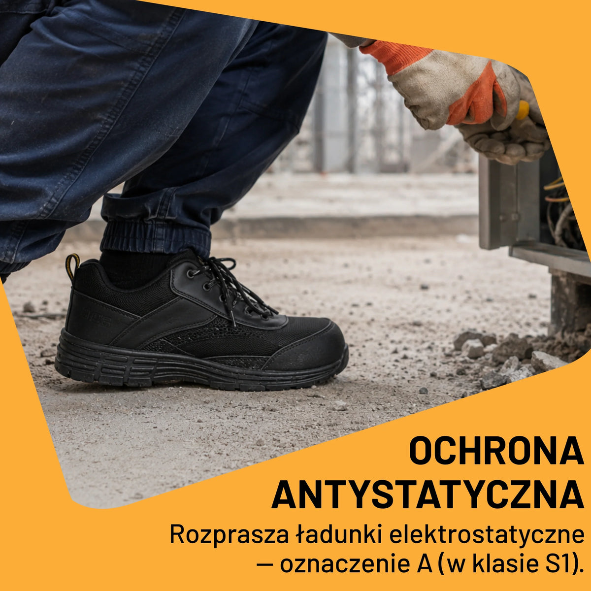Mężczyzna w czarnych półbutach roboczych JCB Cagelow 2 S1PS podczas pracy na betonie, tekst Ochrona antystatyczna
