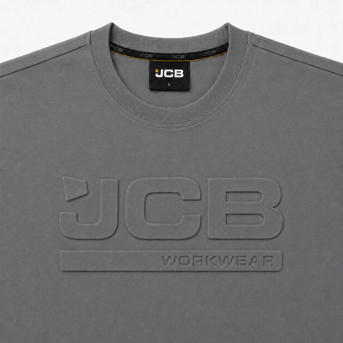 Zbliżenie na wypukłe logo JCB Workwear 3D na koszulce szarej