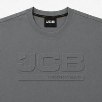 Zbliżenie na wypukłe logo JCB Workwear 3D na koszulce szarej