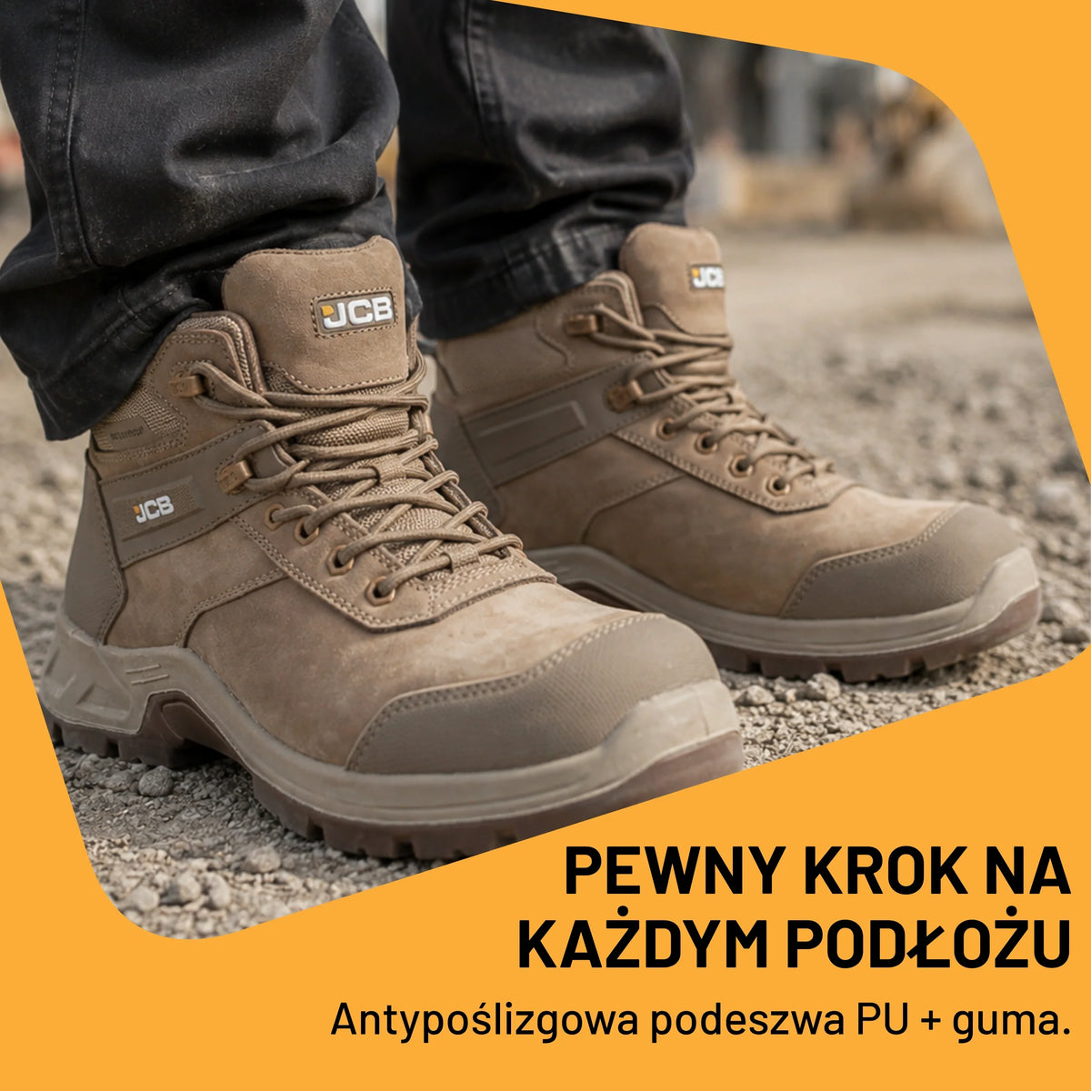 Mężczyzna w butach roboczych JCB Fastrac S7S piaskowych na placu budowy, tekst Pewny krok na każdym podłożu