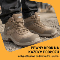 Mężczyzna w butach roboczych JCB Fastrac S7S piaskowych na placu budowy, tekst Pewny krok na każdym podłożu