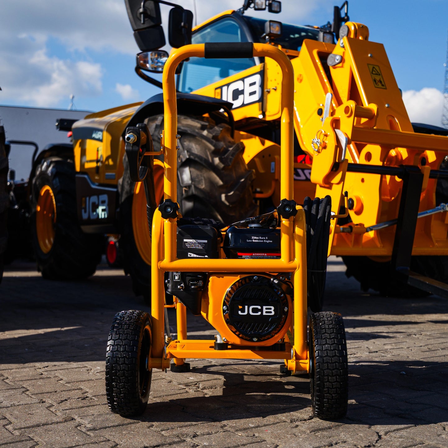 Myjka ciśnieniowa spalinowa JCB 15 KM 276 bar – wysokociśnieniowa do betonu i elewacji