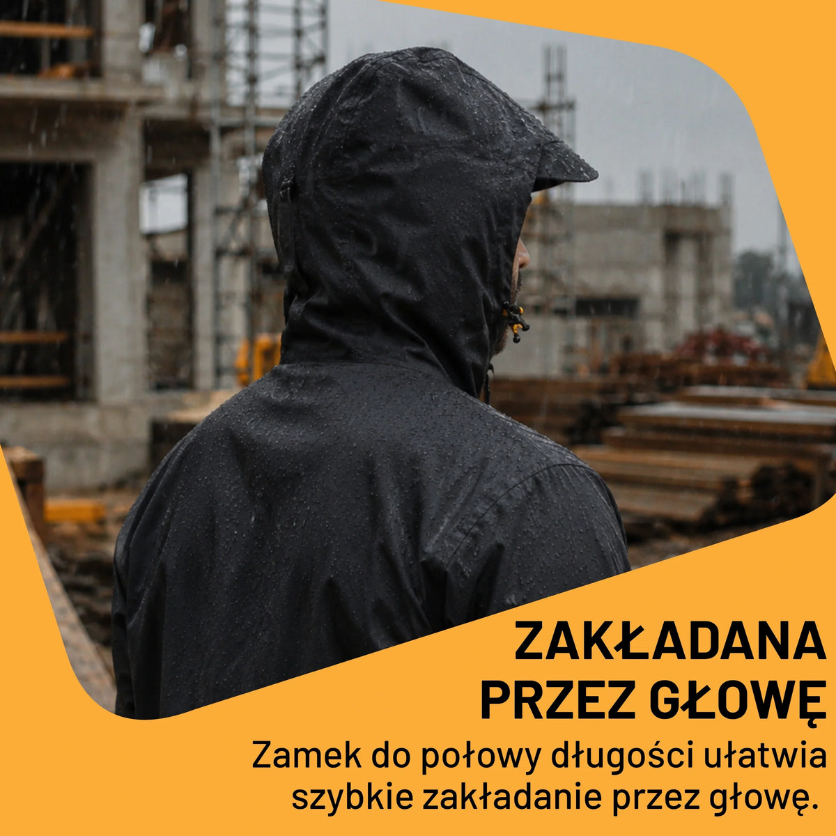 Mężczyzna w kurtce JCB008BL na placu budowy, tekst Zakładana przez głowę