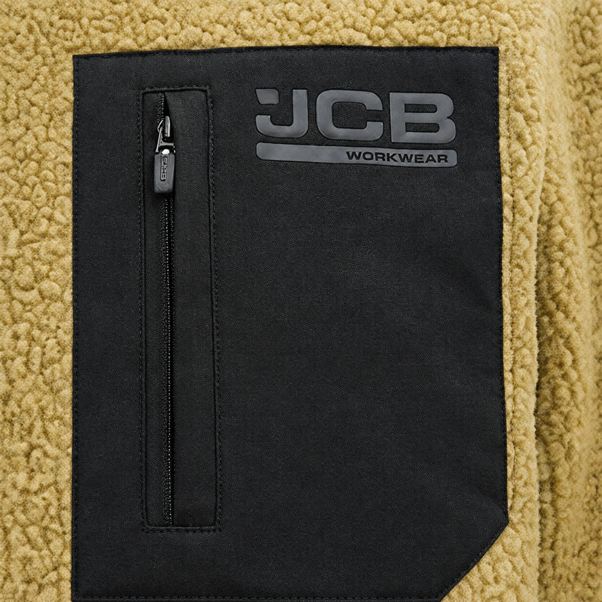Zbliżenie na kieszeń z zamkiem polaru JCB Workwear Borg, kolor oliwkowy