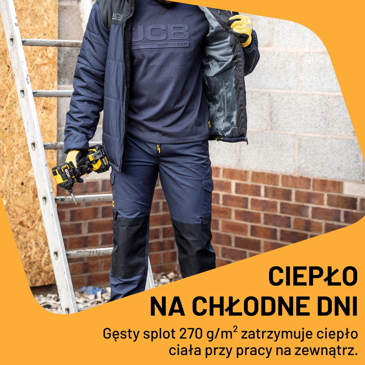 Mężczyzna w granatowej bluzie JCB z kapturem na rusztowaniu, tekst Ciepło na chłodne dni