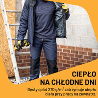 Mężczyzna w granatowej bluzie JCB z kapturem na rusztowaniu, tekst Ciepło na chłodne dni