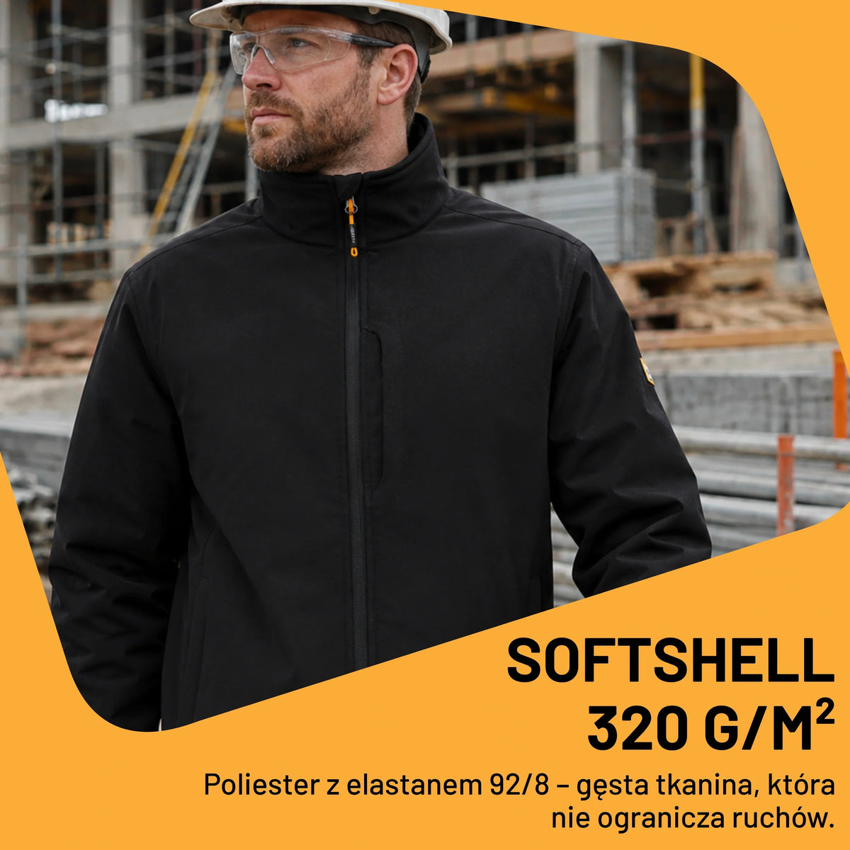 Mężczyzna w czarnej kurtce roboczej softshell JCB na placu budowy w kasku, tekst Softshell 320g/m2