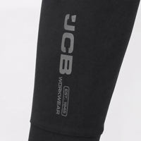 Zbliżenie na logo JCB Workwear na spodniach termoaktywnych czarnych