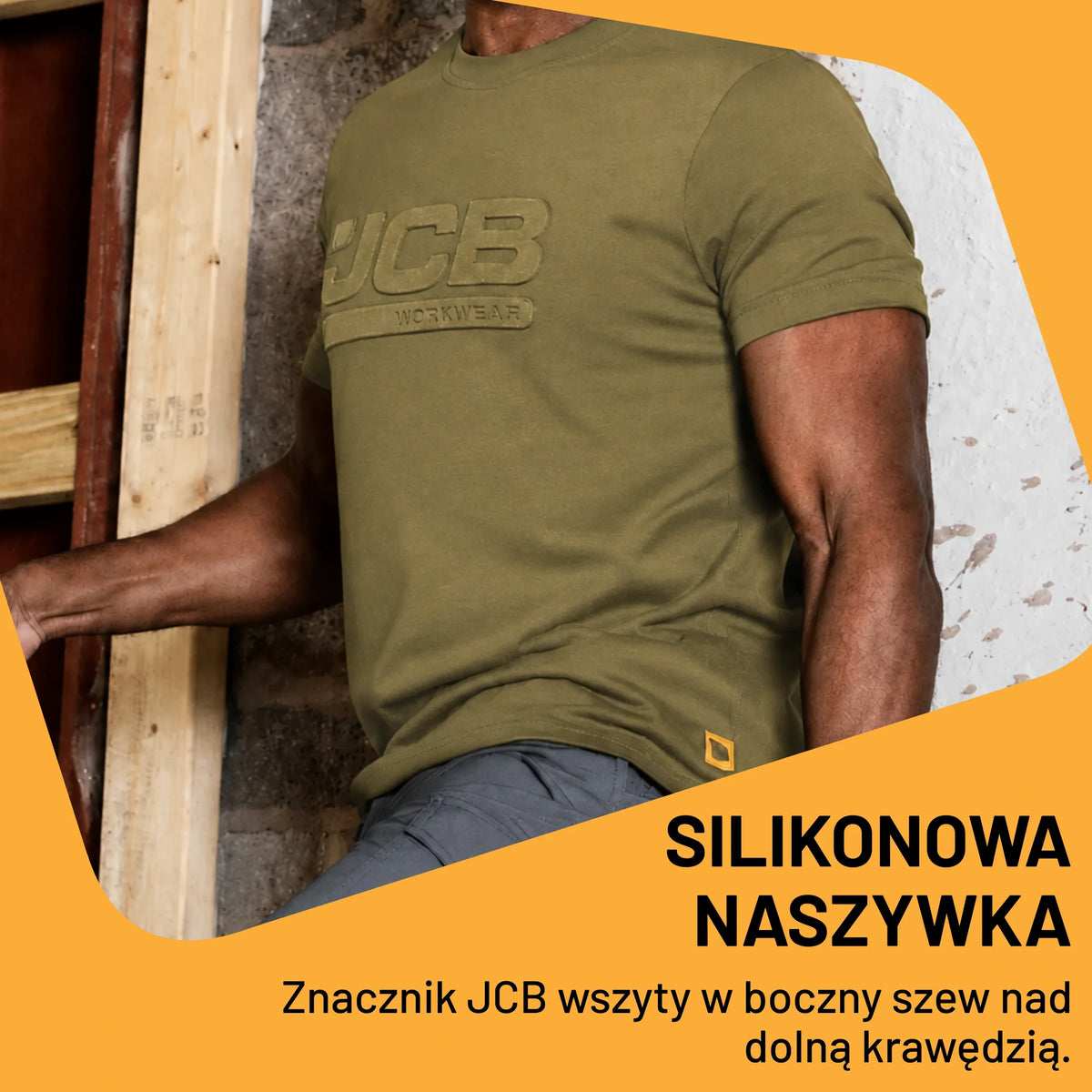 Mężczyzna w koszulce JCB kolor oliwkowy przy ścianie, tekst Silikonowa naszywka
