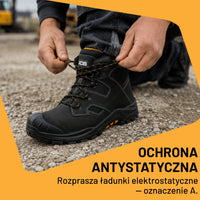 Mężczyzna wiążący sznurówki butów roboczych JCB Backhoe 2 S3L na betonie, tekst Ochrona antystatyczna