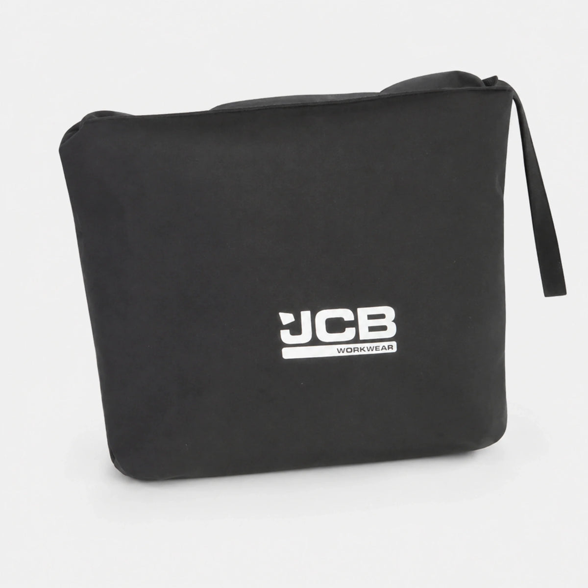 Kurtka JCB008BL złożona w czarny pokrowiec z logo JCB