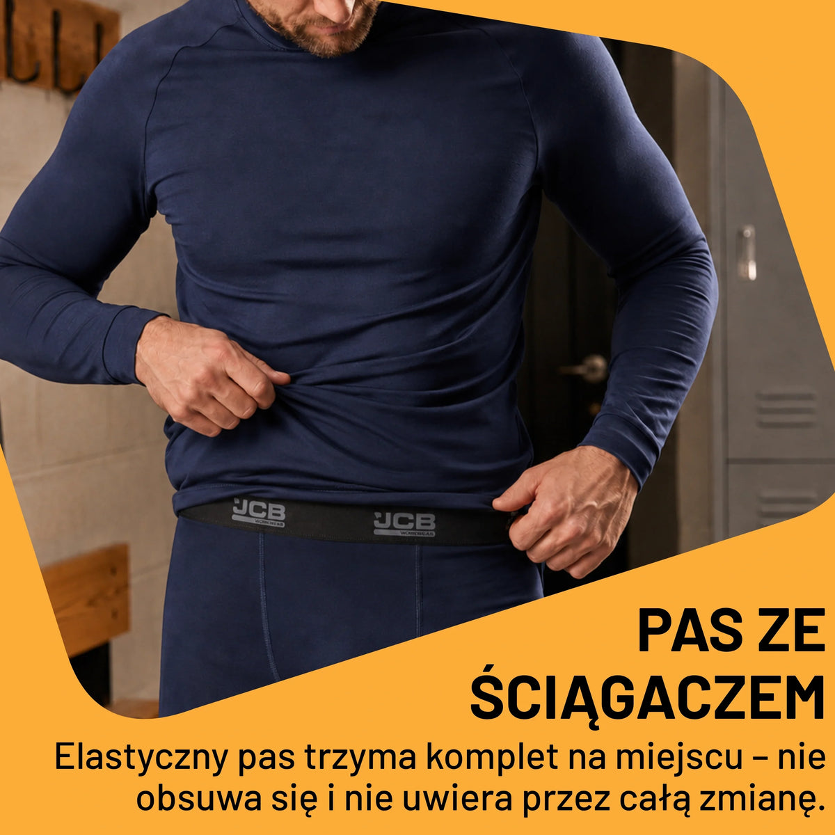 Mężczyzna w granatowym komplecie bielizny termoaktywnej JCB, tekst Pas ze ściągaczem