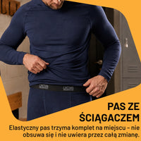 Mężczyzna w granatowym komplecie bielizny termoaktywnej JCB, tekst Pas ze ściągaczem