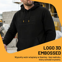 Mężczyzna w czarnej bluzie JCB z kapturem na budowie, tekst Logo 3D Embossed