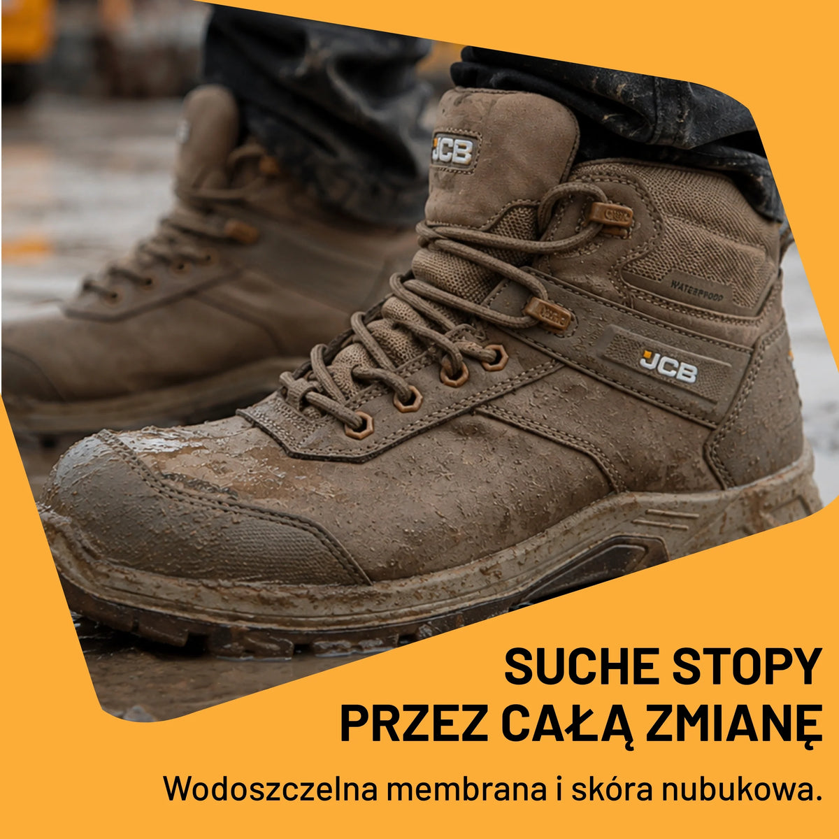 Buty robocze JCB Fastrac S7S piaskowe w błocie na budowie, tekst Suche stopy przez całą zmianę
