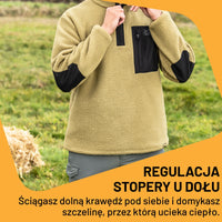 Osoba w polarze JCB Borg kolor oliwkowy, tekst Regulacja stopery u dołu