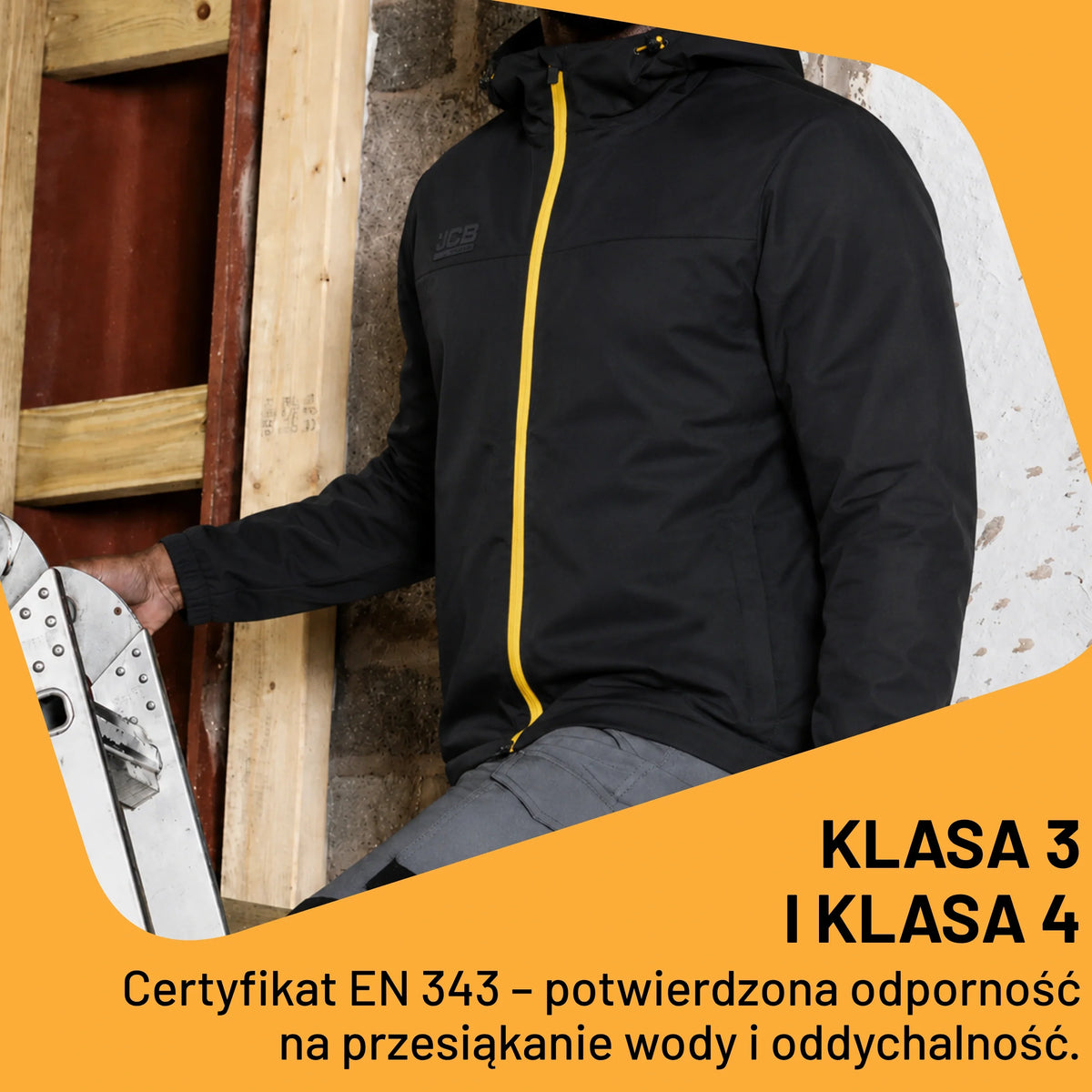 Kurtka przeciwdeszczowa JCB przy drabinie, certyfikat EN 343 klasa 3 i 4