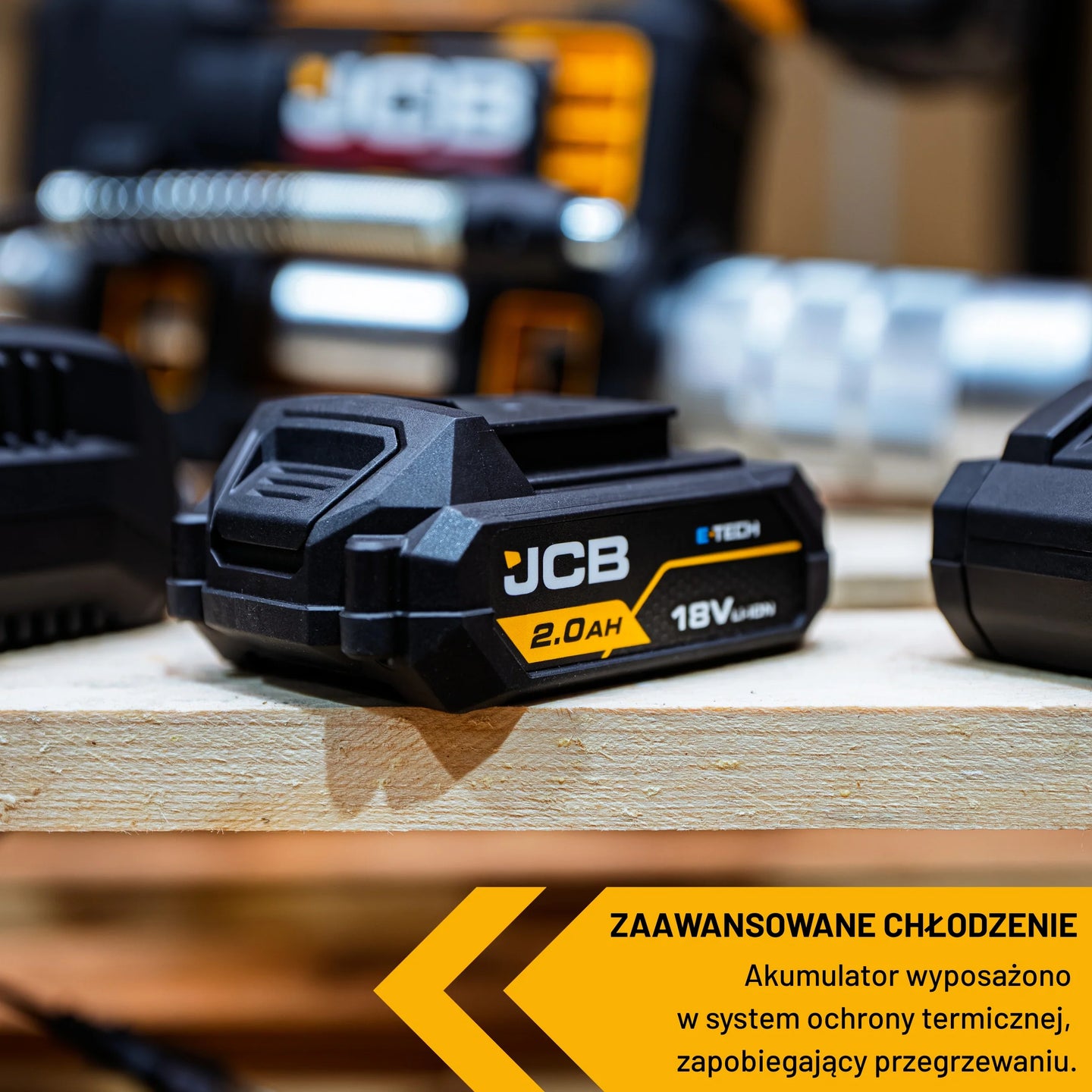 akumulator li-ion JCB 18V 2.0Ah na desce w warsztacie z tekstem zaawansowane chłodzenie i ochrona termiczna