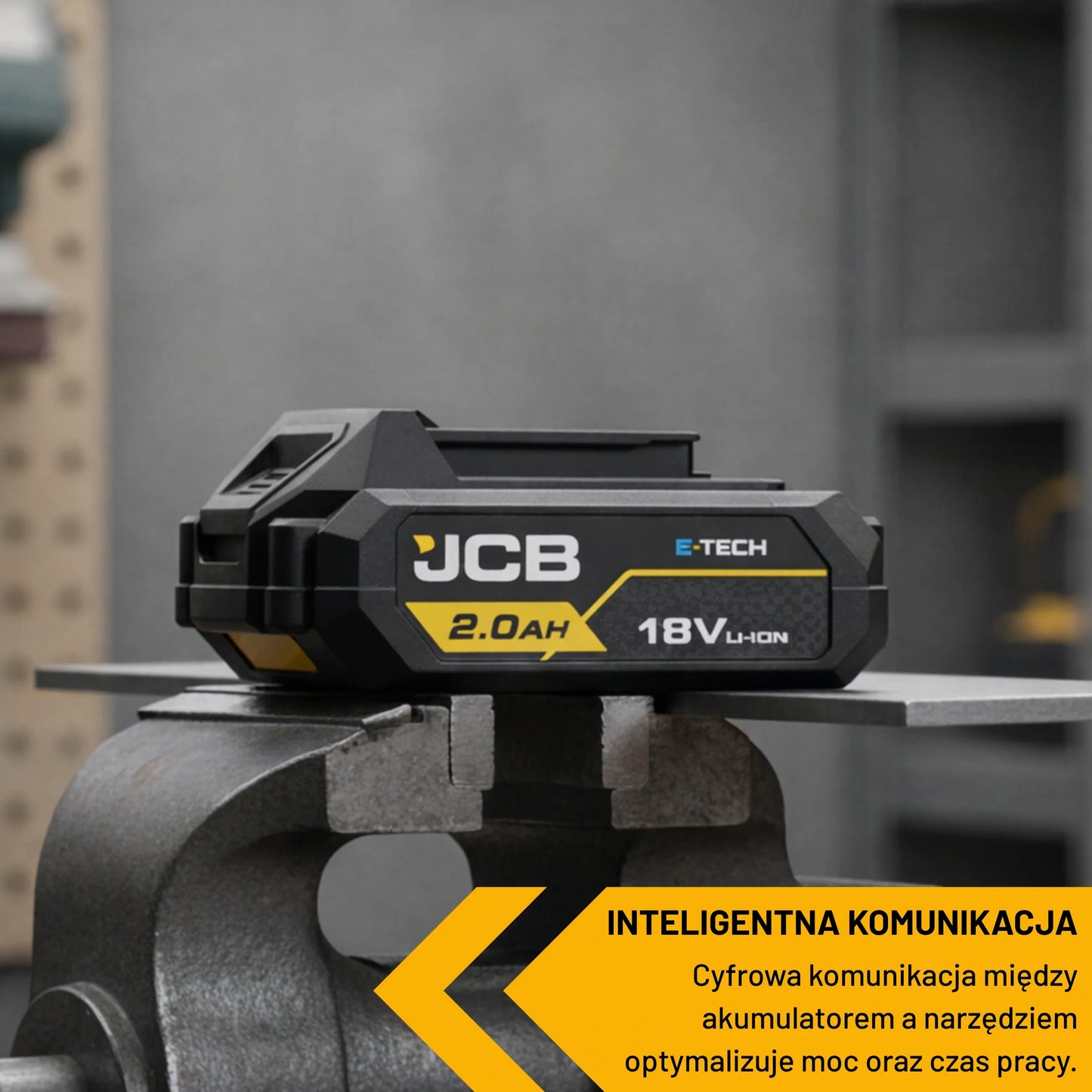 akumulator li-ion JCB E-Tech 18V 2.0Ah na imadle w warsztacie z tekstem inteligentna komunikacja cyfrowa