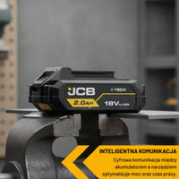 akumulator li-ion JCB E-Tech 18V 2.0Ah na imadle w warsztacie z tekstem inteligentna komunikacja cyfrowa