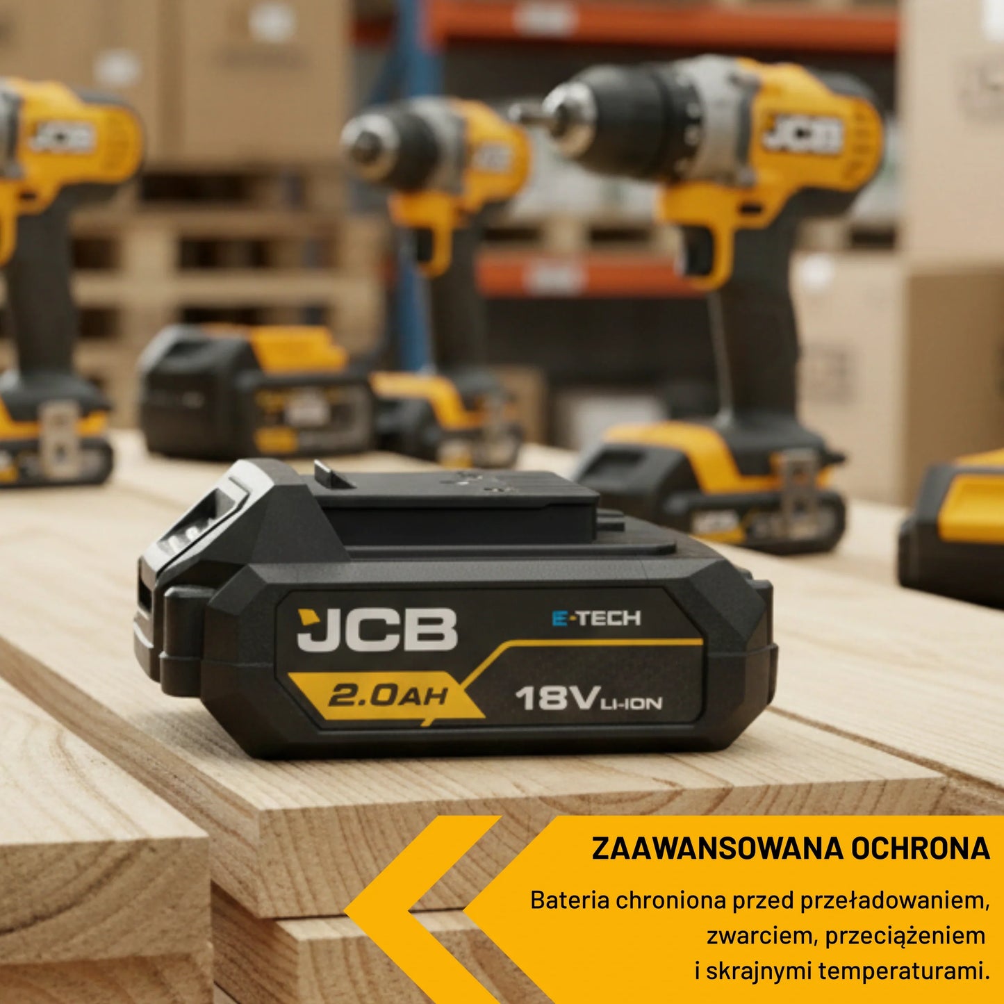 akumulator li-ion JCB E-Tech 18V 2.0Ah na desce w magazynie z elektronarzędziami JCB w tle i tekstem zaawansowana ochrona przed przeładowaniem
