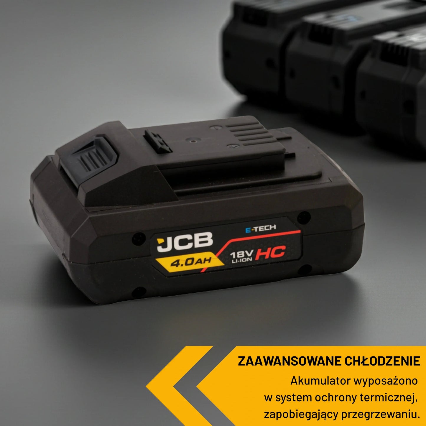 akumulator li-ion JCB E-Tech 18V HC 4.0Ah na stole z ładowarką w tle i tekstem zaawansowane chłodzenie ochrona termiczna