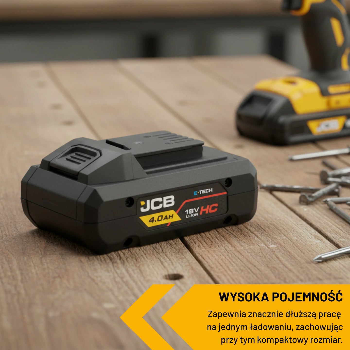 akumulator li-ion JCB E-Tech 18V HC 4.0Ah na drewnianym blacie obok wkrętarki i gwoździ z tekstem wysoka pojemność