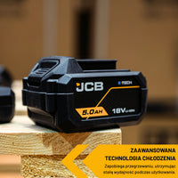 akumulator li-ion JCB E-Tech 18V 5.0Ah na desce w warsztacie z tekstem zaawansowana technologia chłodzenia