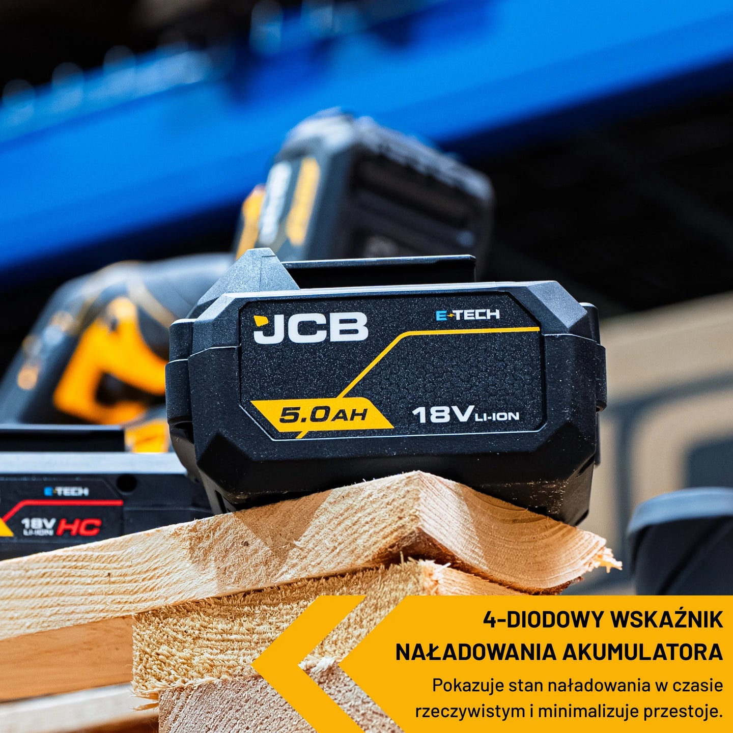 akumulator li-ion JCB E-Tech 18V 5.0Ah na desce z akumulatorem HC w tle i tekstem 4-diodowy wskaźnik naładowania