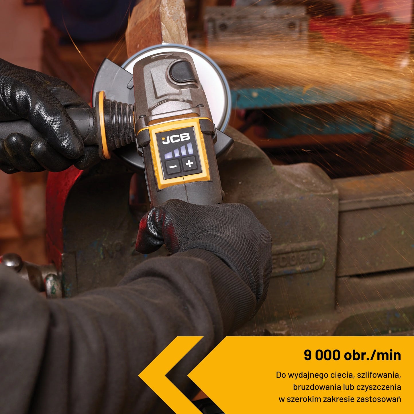 szlifierka kątowa JCB Professional 18V podczas szlifowania metalu z iskrami w rękach operatora w rękawicach z tekstem 9000 obr./min