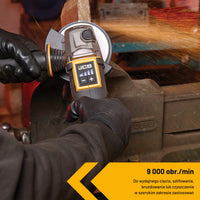 szlifierka kątowa JCB Professional 18V podczas szlifowania metalu z iskrami w rękach operatora w rękawicach z tekstem 9000 obr./min