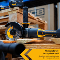 szlifierka kątowa JCB Professional 18V z tarczą do drewna leżąca na deskach w magazynie z tekstem Wymiana tarczy bez użycia narzędzi