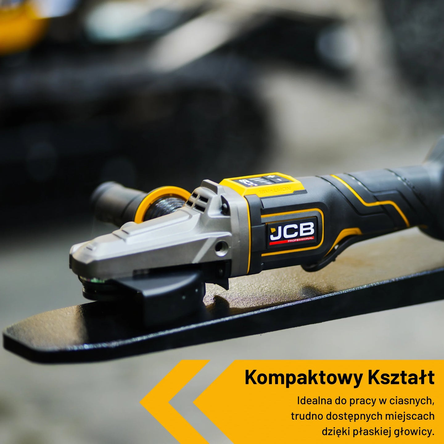 szlifierka kątowa JCB Professional 18V z płaską głowicą leżąca na metalowej powierzchni z tekstem Kompaktowy kształt