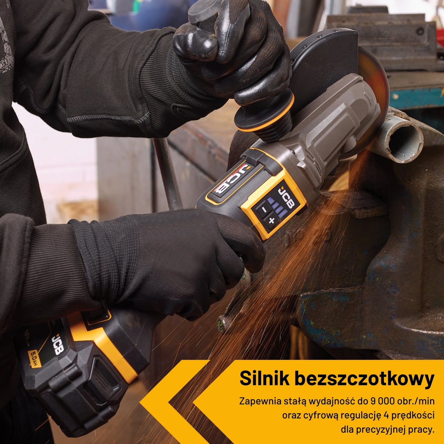 szlifierka kątowa JCB Professional 18V z płaską głowicą podczas szlifowania metalu w warsztacie z iskrami z tekstem Silnik bezszczotkowy