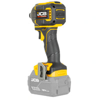 zakrętarka udarowa akumulatorowa JCB Professional żółto-czarna ujęcie z prawej strony z akumulatorem 5.0Ah 18V