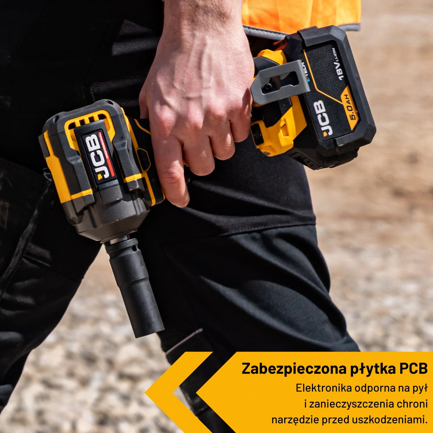 klucz udarowy JCB Professional 18V z akumulatorem 5.0Ah trzymany w dłoni operatora w kamizelce z tekstem Zabezpieczona płytka PCB