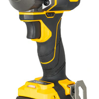 zbliżenie na chwyt i panel sterowania klucza udarowego JCB Professional 18V z przyciskiem trybów i oznaczeniem Brushless