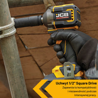 klucz udarowy JCB Professional 18V podczas dokręcania złącza rury w rękach operatora w rękawicy z tekstem Uchwyt 1/2 Square Drive