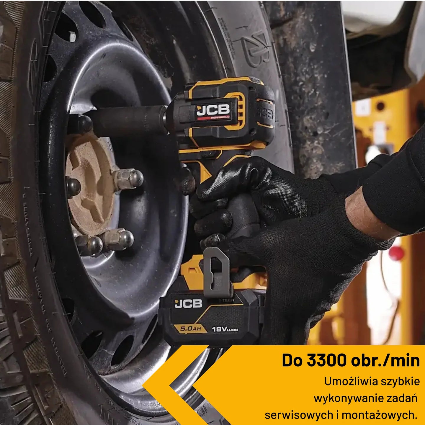klucz udarowy akumulatorowy JCB Professional 18V 5.0Ah podczas odkręcania śrub koła samochodowego z tekstem do 3300 obr./min