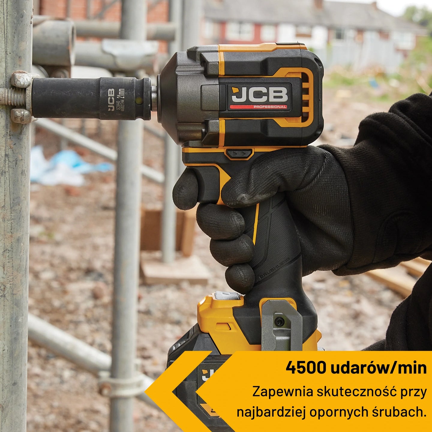 klucz udarowy akumulatorowy JCB Professional podczas dokręcania śrub na rusztowaniu na placu budowy z tekstem 4500 udarów/min