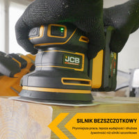 szlifierka mimośrodowa JCB Professional 18V podczas szlifowania drewna trzymana w rękawicy z tekstem Silnik bezszczotkowy