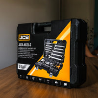 Duży zestaw kluczy nasadowych JCB – klucz akumulatorowy
