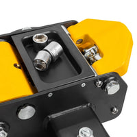 Zbliżenie na magnetyczną tackę na narzędzia podnośnika hydraulicznego JCB-TH32006 z żółtą ramą