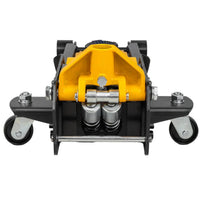 Zbliżenie na dwutłoczkową pompę quick-lift podnośnika hydraulicznego JCB-TH32006 z żółtą obudową i kołami