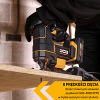 Wyrzynarka JCB 18V podczas cięcia płyty używana przez pracownika w rękawicach tekst sześć prędkości cięcia 500–3800 rpm