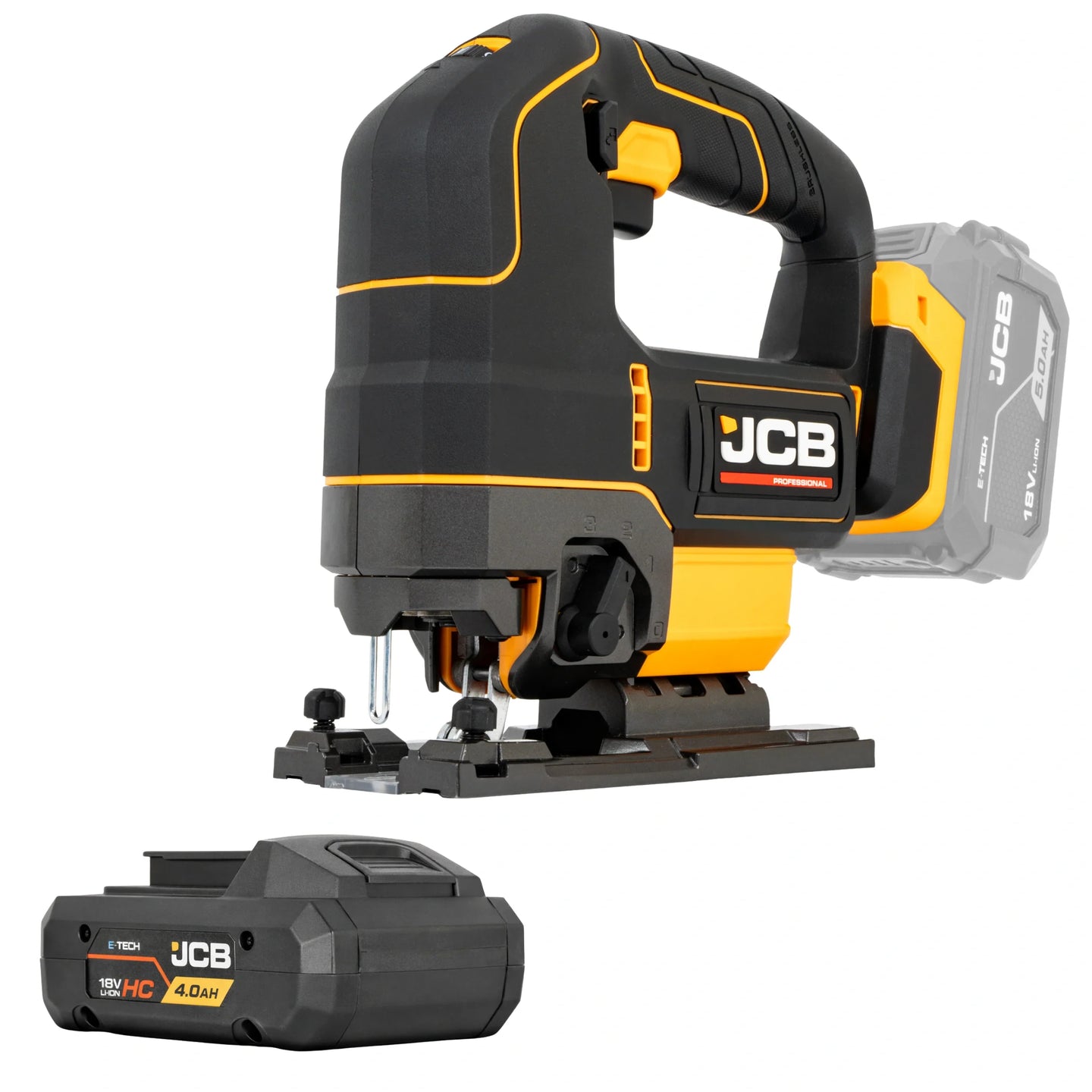 Wyrzynarka JCB 18V ujęcie z przodu pod skosem widoczna stopa i prowadnica oraz dodatkowy akumulator 4.0Ah HC poniżej