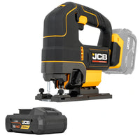 Wyrzynarka JCB 18V ujęcie z przodu pod skosem widoczna stopa i prowadnica oraz dodatkowy akumulator 4.0Ah HC poniżej